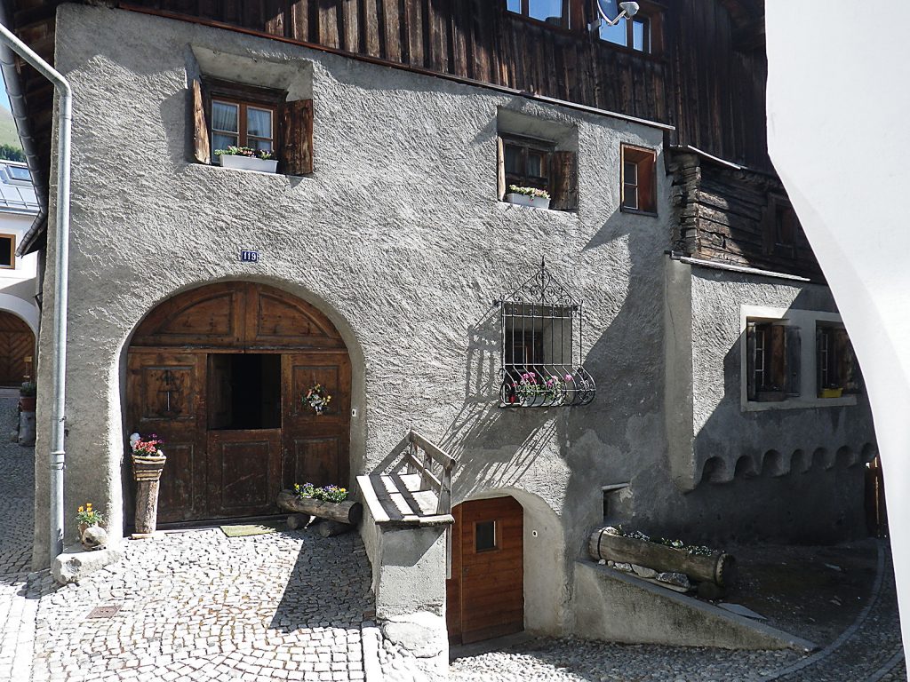 Ein traditionelles Haus in Zuoz: links das mehrteilige Haupttor, rechts das Tor zum Viehstall. 